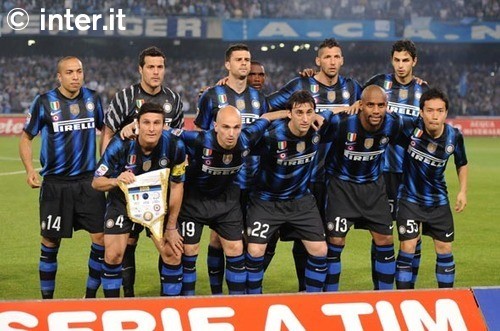 男子用手套自制钓鱼手势浮漂，看到“OK”就表示鱼已咬钩浮漂