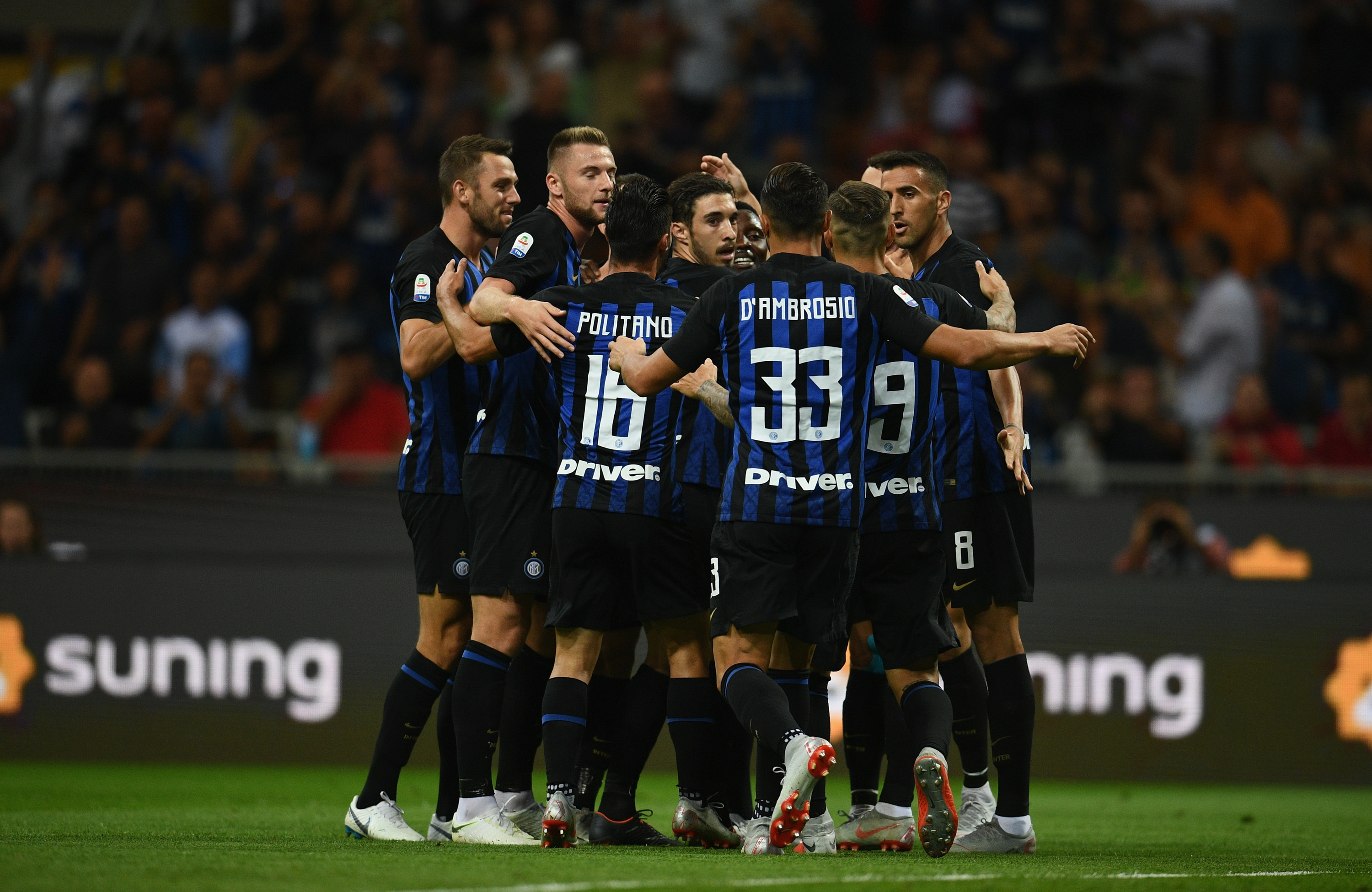 足球国足球迷自发制作横幅，为球队打气