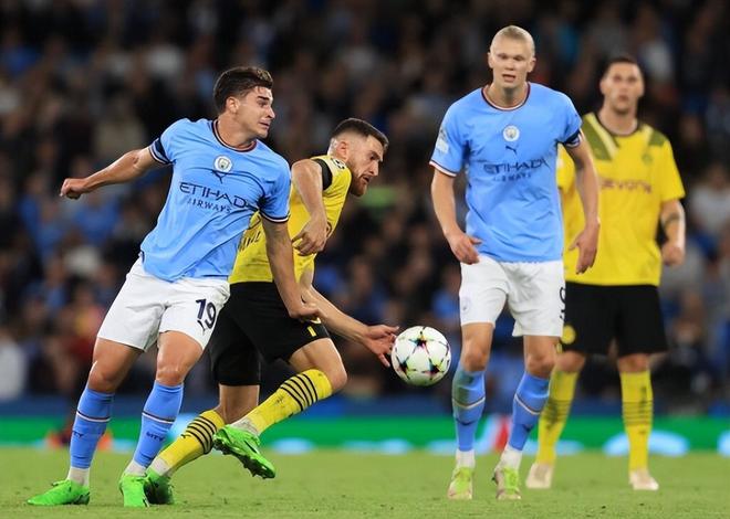 致敬，王刚庆祝足协杯冠军时背后写着：献给我们的主帅塞蒂恩（王刚庆祝足协杯夺冠，背后印字致献主帅塞蒂恩）