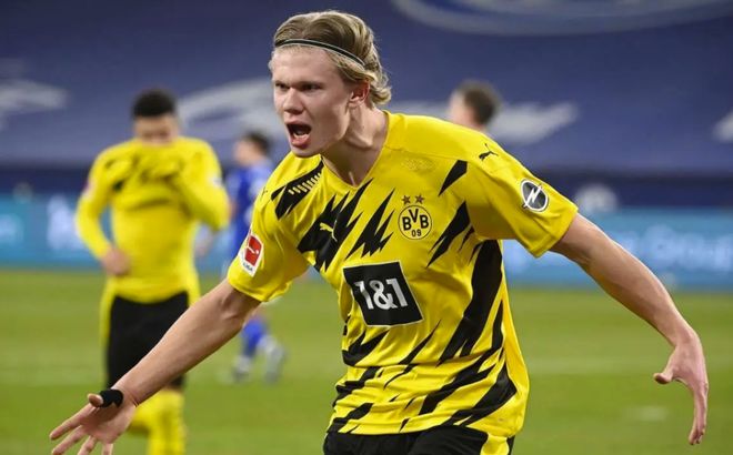 中场核心破门后致敬球迷，感人一幕